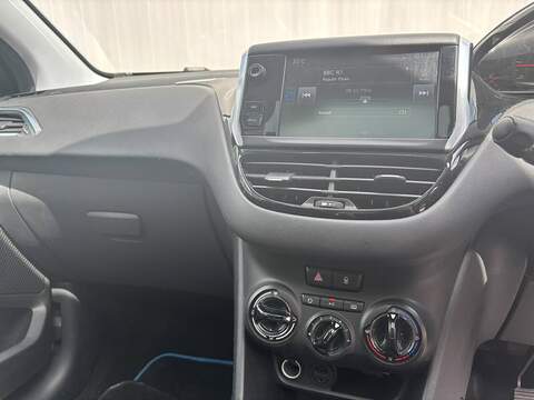 Peugeot 208 1.2 VTi PureTech Style Hatchback 3dr Petrol Manual Euro 6 (82 ps) - U623