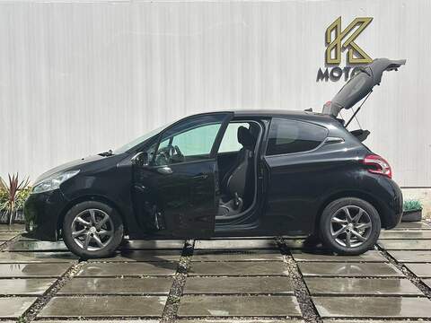 Peugeot 208 1.2 VTi PureTech Style Hatchback 3dr Petrol Manual Euro 6 (82 ps) - U623