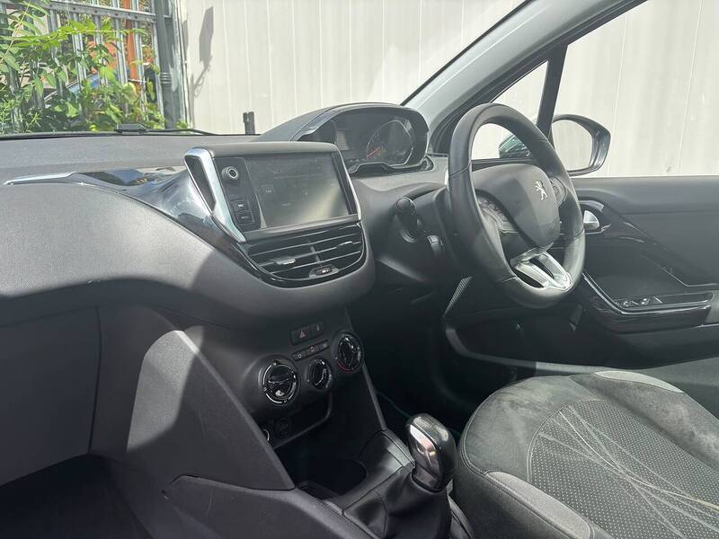 Peugeot 208 1.2 VTi PureTech Style Hatchback 3dr Petrol Manual Euro 6 (82 ps) - U623