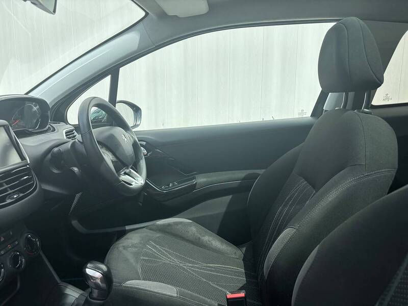 Peugeot 208 1.2 VTi PureTech Style Hatchback 3dr Petrol Manual Euro 6 (82 ps) - U623