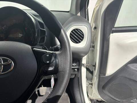 Toyota AYGO 1.0 VVT-i x-play Hatchback 5dr Petrol x-shift Euro 6 (71 ps) - U685