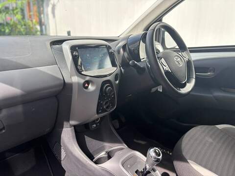 Toyota AYGO 1.0 VVT-i x-play Hatchback 5dr Petrol x-shift Euro 6 (71 ps) - U685