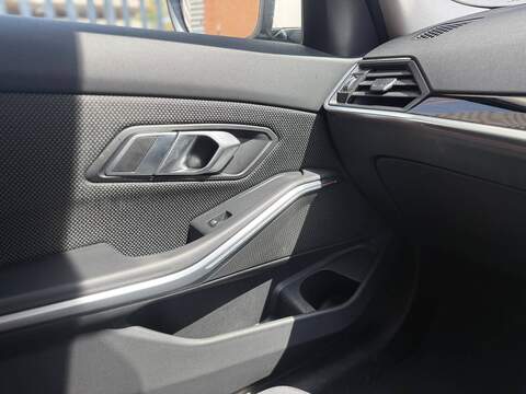 BMW 3 Series 2.0 330e 12kWh SE Pro Saloon 4dr Petrol Plug-in Hybrid Auto Euro 6 (s/s) (292 ps) - U719
