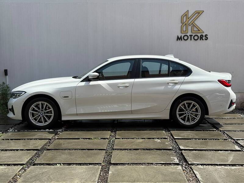 BMW 3 Series 2.0 330e 12kWh SE Pro Saloon 4dr Petrol Plug-in Hybrid Auto Euro 6 (s/s) (292 ps) - U719