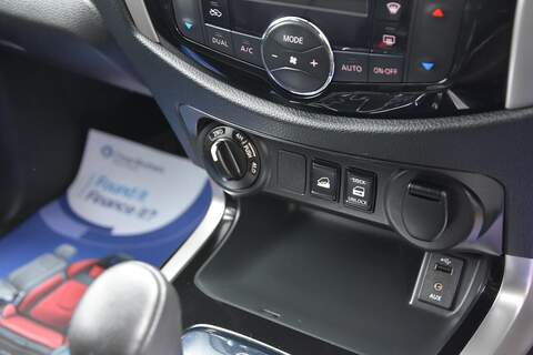 Nissan Navara 2.3 dCi Tekna Pickup Double Cab 4dr Diesel Auto 4WD Euro 6 (190 ps) - U1685