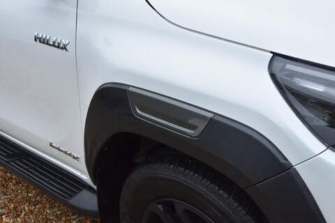 Toyota Hilux 2.8 D-4D-h Invincible X Auto 4WD Euro 6 4dr - U1781