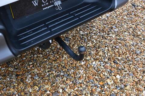 Toyota Hilux 2.8 D-4D-h Invincible X Auto 4WD Euro 6 4dr - U1781