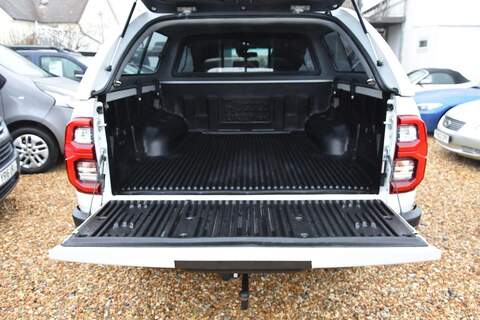 Toyota Hilux 2.8 D-4D-h Invincible X Auto 4WD Euro 6 4dr - U1781