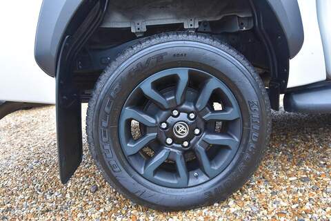 Toyota Hilux 2.8 D-4D-h Invincible X Auto 4WD Euro 6 4dr - U1781