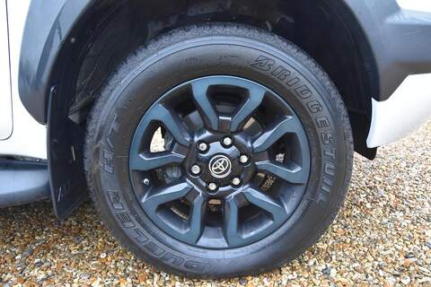 Toyota Hilux 2.8 D-4D-h Invincible X Auto 4WD Euro 6 4dr - U1781