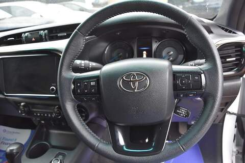 Toyota Hilux 2.8 D-4D-h Invincible X Auto 4WD Euro 6 4dr - U1781