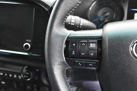 Toyota Hilux 2.8 D-4D-h Invincible X Auto 4WD Euro 6 4dr - U1781