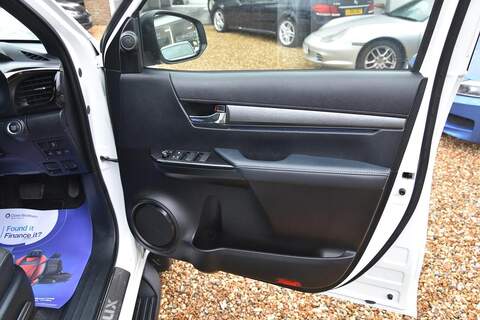 Toyota Hilux 2.8 D-4D-h Invincible X Auto 4WD Euro 6 4dr - U1781