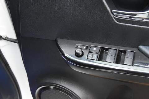 Toyota Hilux 2.8 D-4D-h Invincible X Auto 4WD Euro 6 4dr - U1781