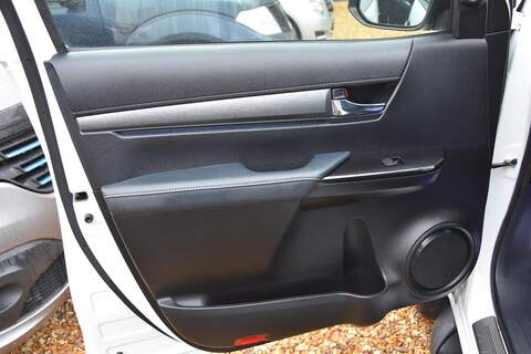 Toyota Hilux 2.8 D-4D-h Invincible X Auto 4WD Euro 6 4dr - U1781