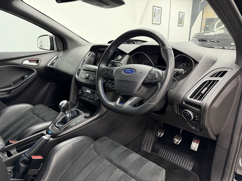 Ford Focus 2.3T EcoBoost RS Hatchback 5dr Petrol Manual AWD Euro 6 (s/s) (350 ps) - U6473