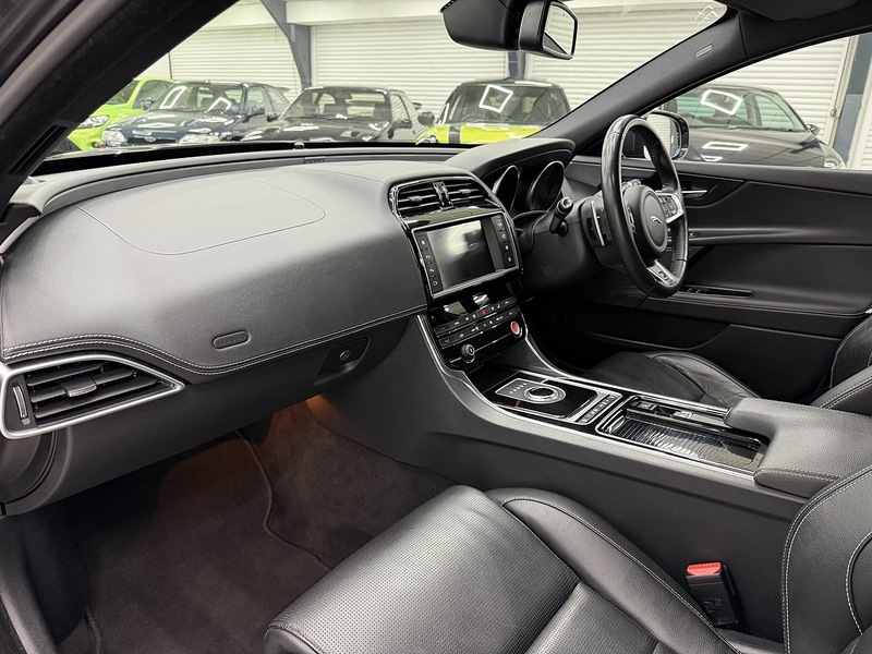 Jaguar XE 2.0d R-Sport Saloon 4dr Diesel Auto Euro 6 (s/s) (180 ps) - U6475