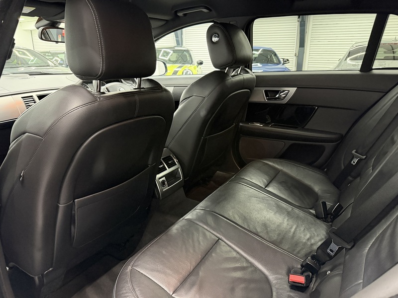 Jaguar XF 2.2d R-Sport Black Sportbrake 5dr Diesel Auto Euro 5 (s/s) (200 ps) - U6488