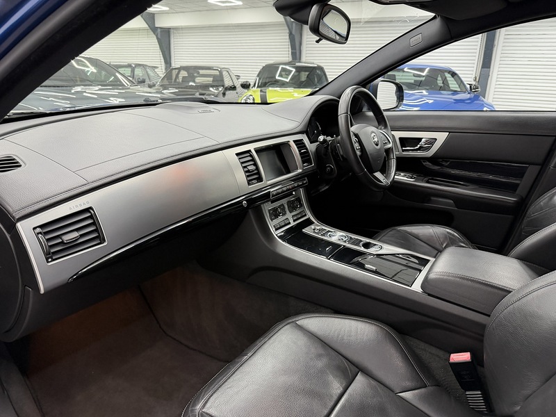 Jaguar XF 2.2d R-Sport Black Sportbrake 5dr Diesel Auto Euro 5 (s/s) (200 ps) - U6488