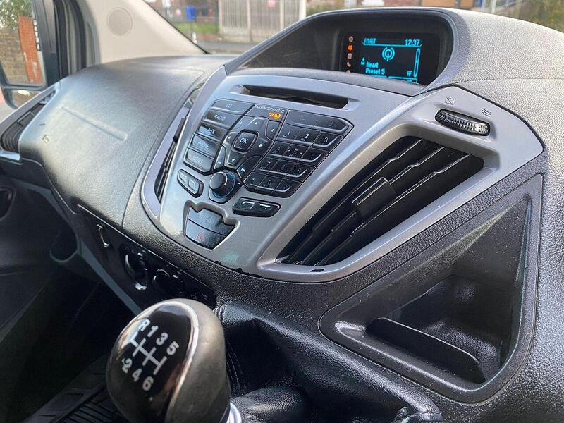 Ford Transit Custom 2.2 TDCi 310 Trend Kombi 5dr Diesel Manual L2 H1 (172 g/km, 123 bhp) - U40