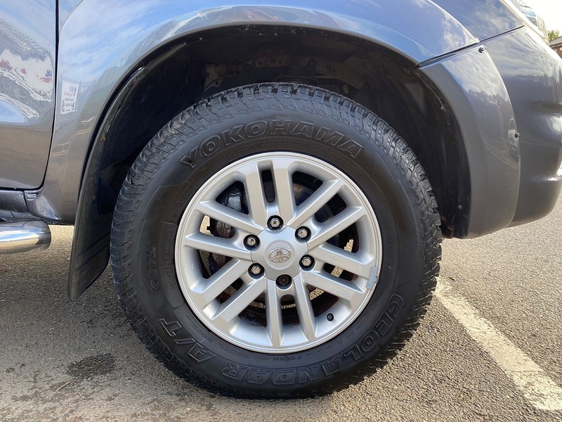 Toyota Hilux 3.0 D-4D Invincible Pickup 4dr Diesel Auto 4WD (227 g/km, 171 bhp) - U72