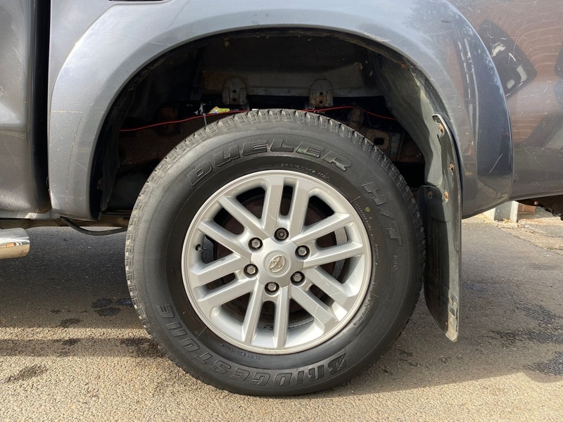 Toyota Hilux 3.0 D-4D Invincible Pickup 4dr Diesel Auto 4WD (227 g/km, 171 bhp) - U72