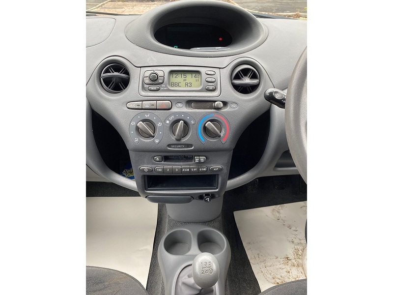 Toyota Yaris 1.0 VVT-i 16v GLS Hatchback 5dr Petrol Manual (137 g/km, 67 bhp) - U82