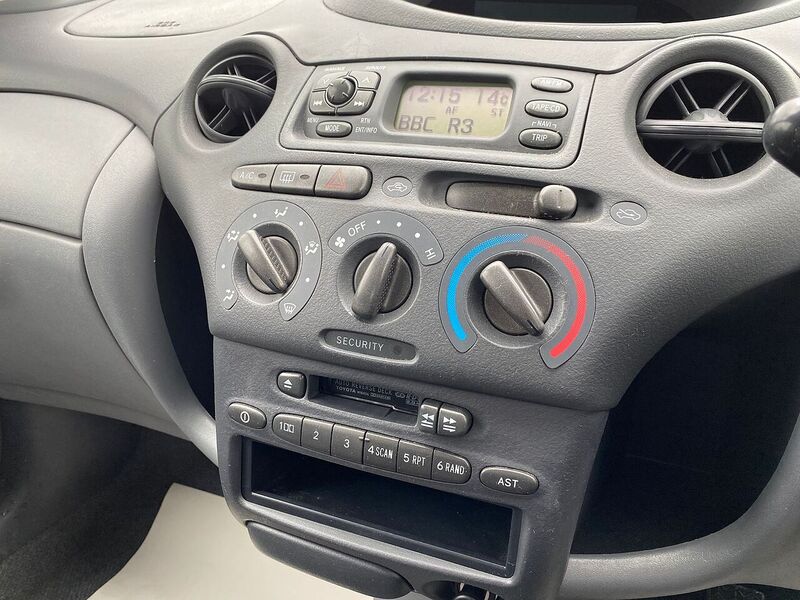 Toyota Yaris 1.0 VVT-i 16v GLS Hatchback 5dr Petrol Manual (137 g/km, 67 bhp) - U82