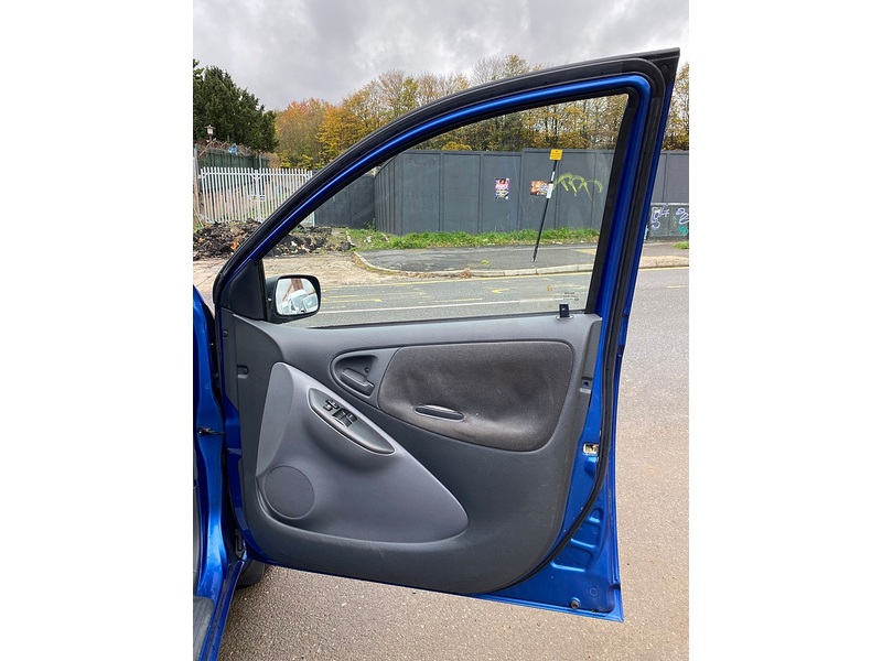 Toyota Yaris 1.0 VVT-i 16v GLS Hatchback 5dr Petrol Manual (137 g/km, 67 bhp) - U82