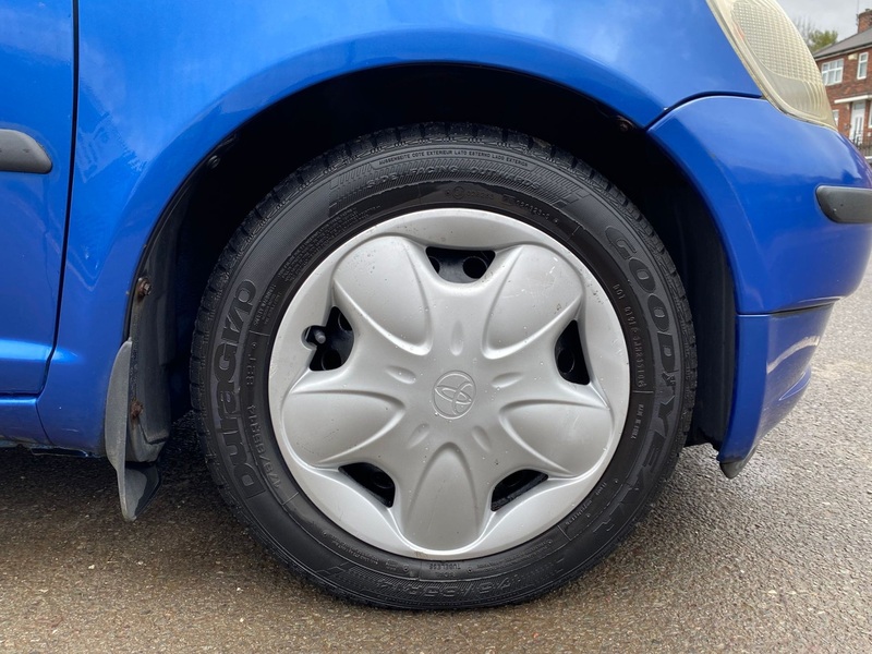 Toyota Yaris 1.0 VVT-i 16v GLS Hatchback 5dr Petrol Manual (137 g/km, 67 bhp) - U82