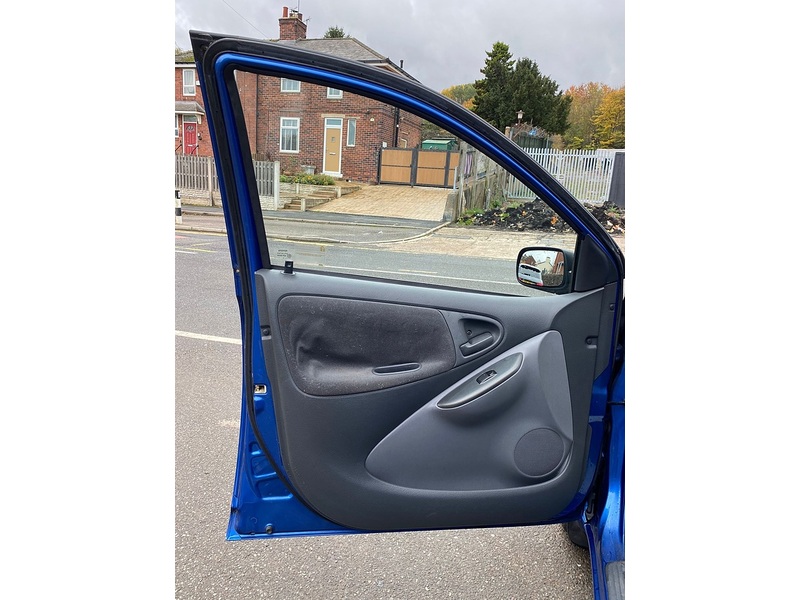 Toyota Yaris 1.0 VVT-i 16v GLS Hatchback 5dr Petrol Manual (137 g/km, 67 bhp) - U82