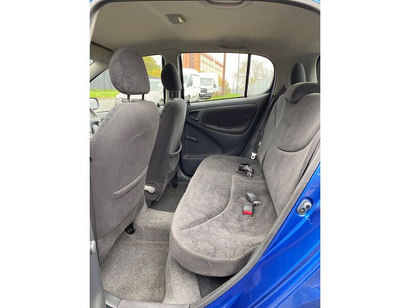 Toyota Yaris 1.0 VVT-i 16v GLS Hatchback 5dr Petrol Manual (137 g/km, 67 bhp) - U82