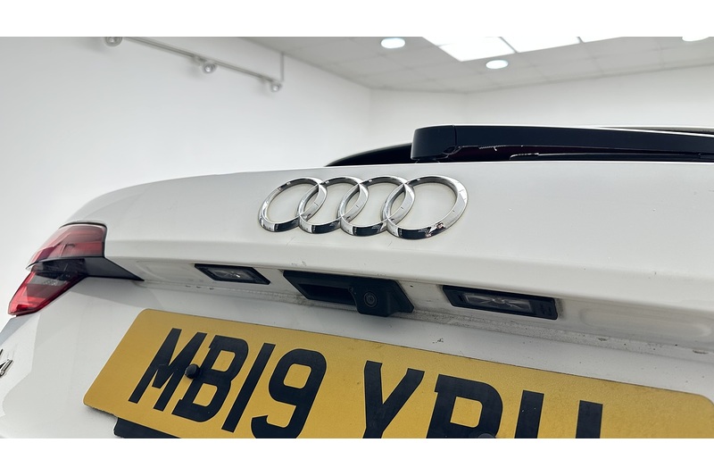 Audi A4 Avant TFSI Black Edition - U1056