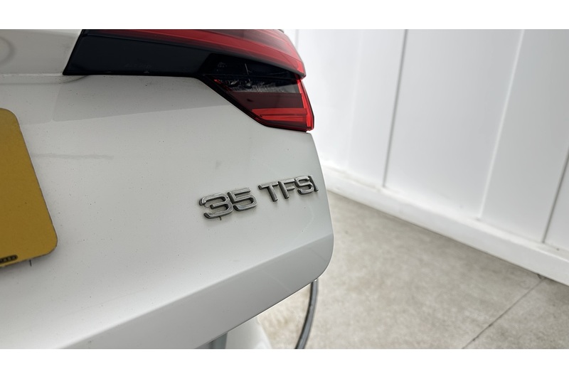 Audi A4 Avant TFSI Black Edition - U1056