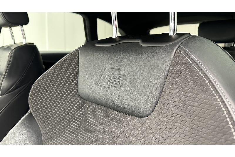 Audi A4 Avant TFSI Black Edition - U1056