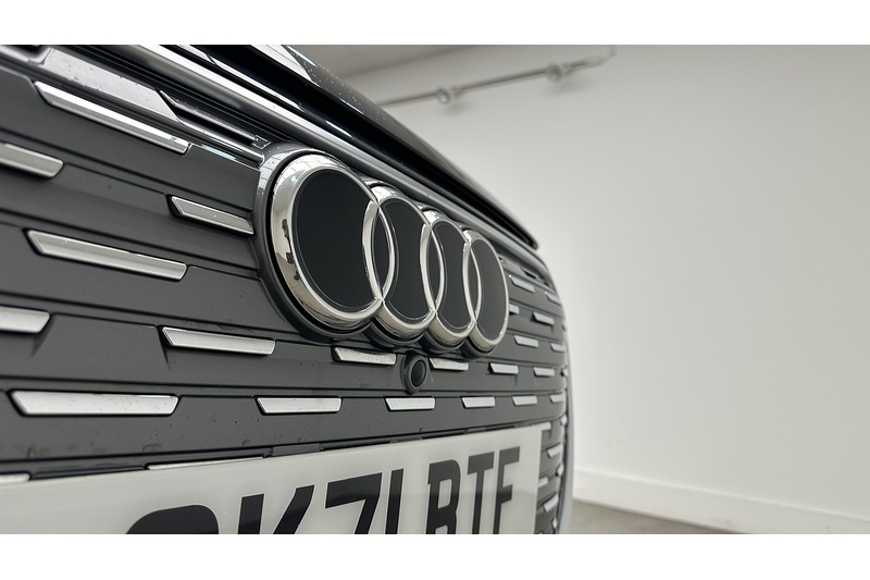 Audi Q4 e-tron Launch Edition - U1540