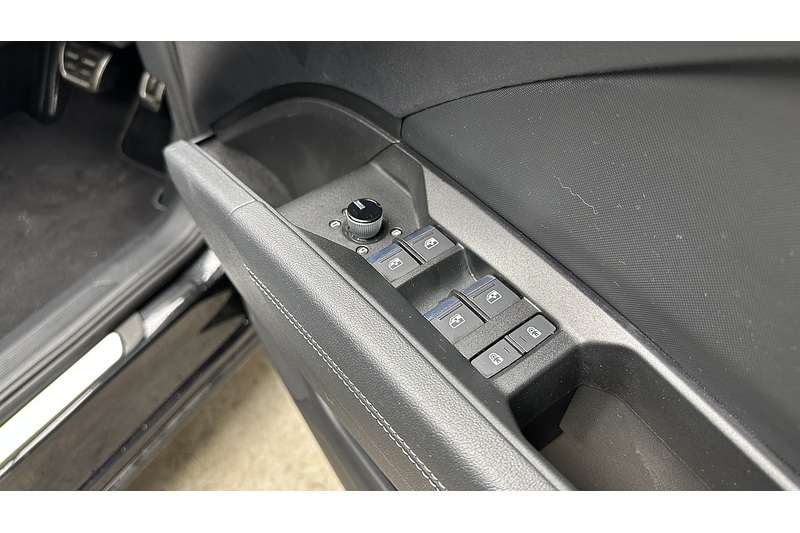 Audi Q4 e-tron Launch Edition - U1540