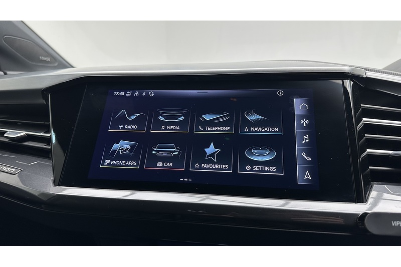 Audi Q4 e-tron Launch Edition - U1540