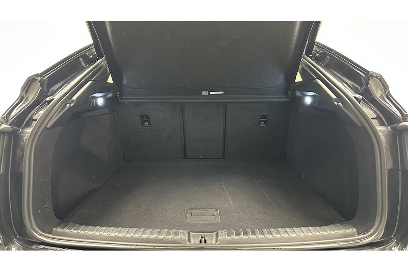 Audi Q4 e-tron Launch Edition - U1540