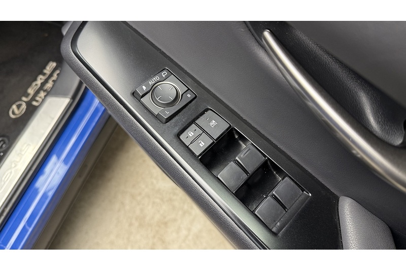 Lexus UX 300e Premium Plus - U1828