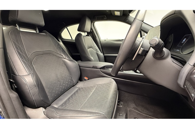 Lexus UX 300e Premium Plus - U1828