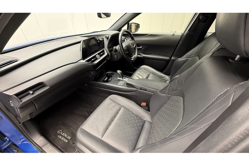Lexus UX 300e Premium Plus - U1828