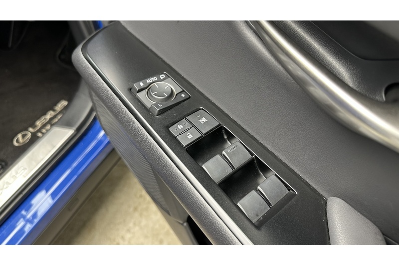 Lexus UX 300e Premium Plus - U1828