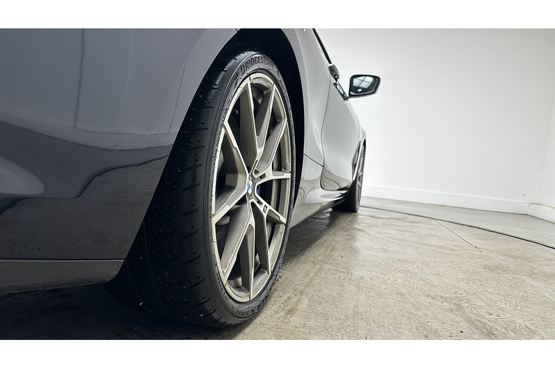 BMW 8 Series M850i V8 - U1955