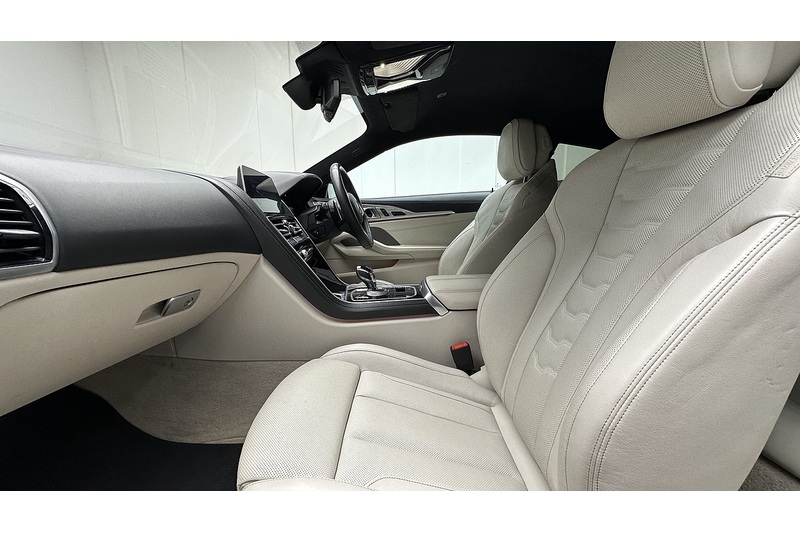 BMW 8 Series M850i V8 - U1955