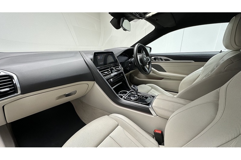 BMW 8 Series M850i V8 - U1955