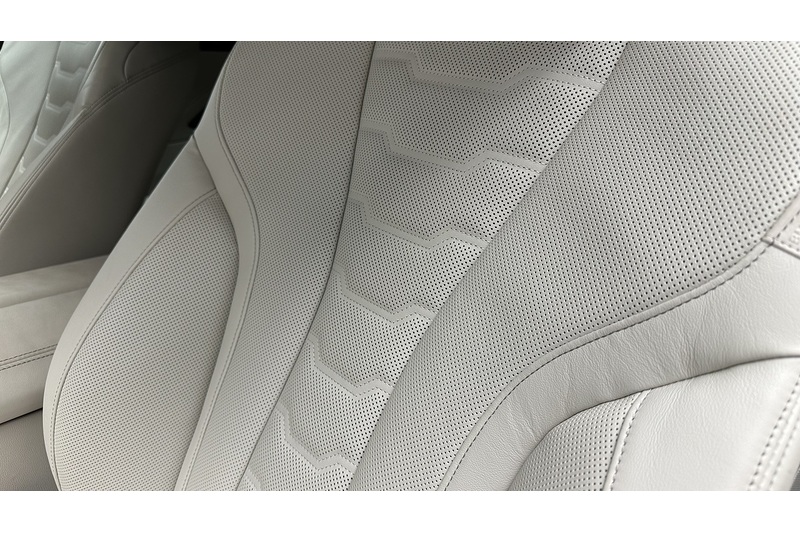 BMW 8 Series M850i V8 - U1955