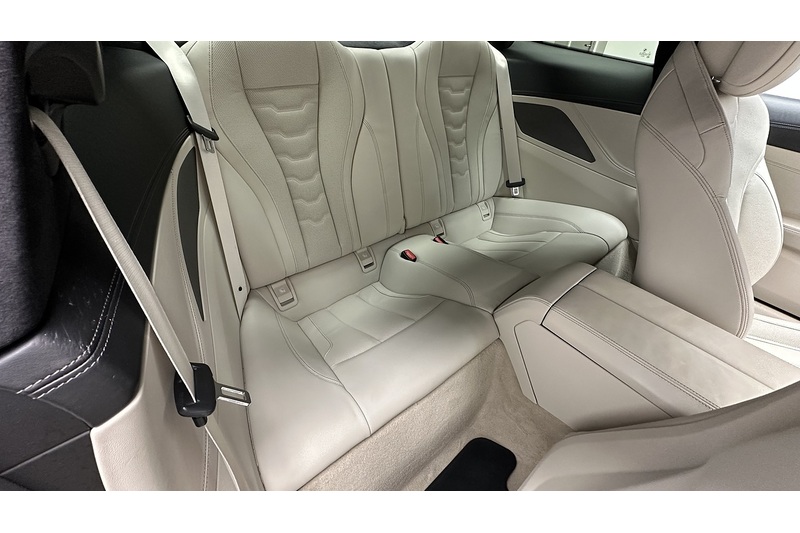 BMW 8 Series M850i V8 - U1955