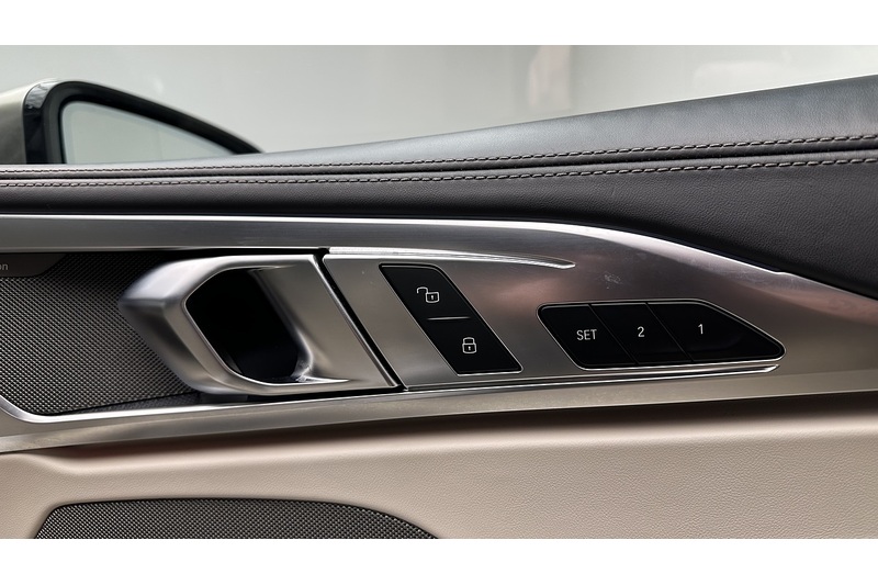 BMW 8 Series M850i V8 - U1955