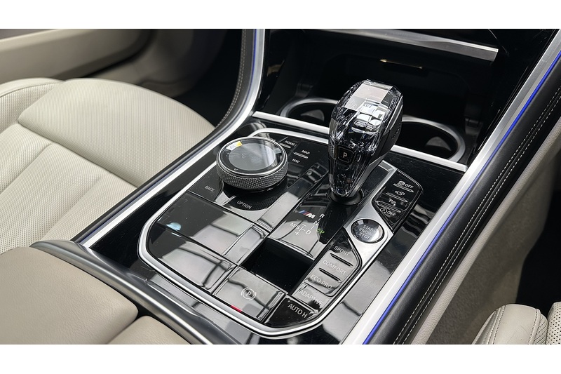 BMW 8 Series M850i V8 - U1955